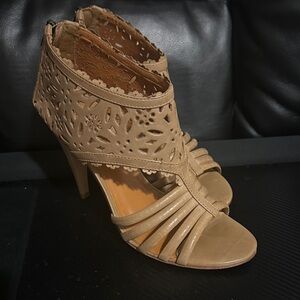 Pour La Victoire Tan Cutout Heels